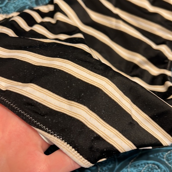 Victoria’s Secret Swim Bundle Medium - Picture 4 of 9